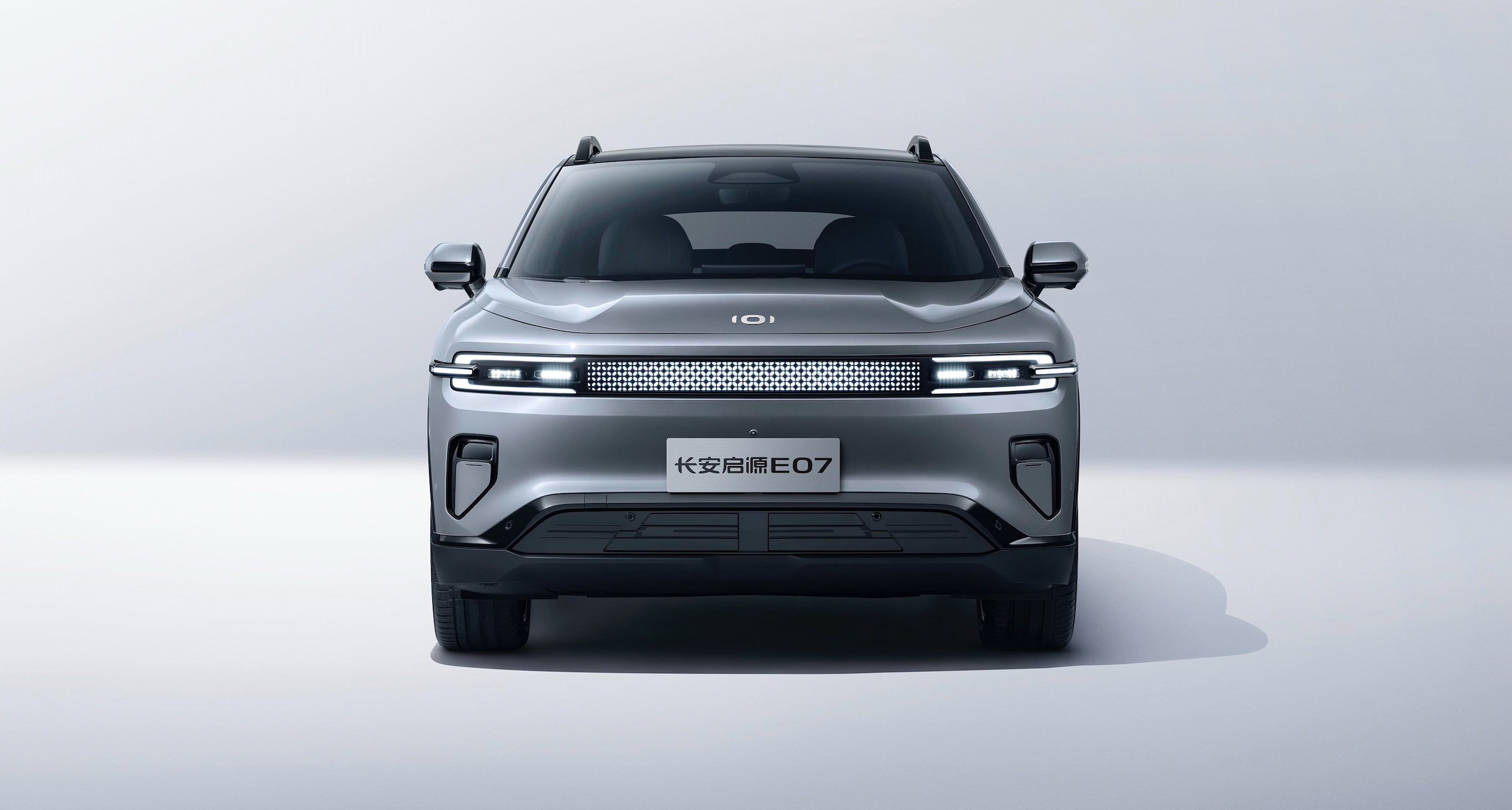 全球首款！k8.comMINI COB全彩交互屏助力打造长安启源E07百变SUV